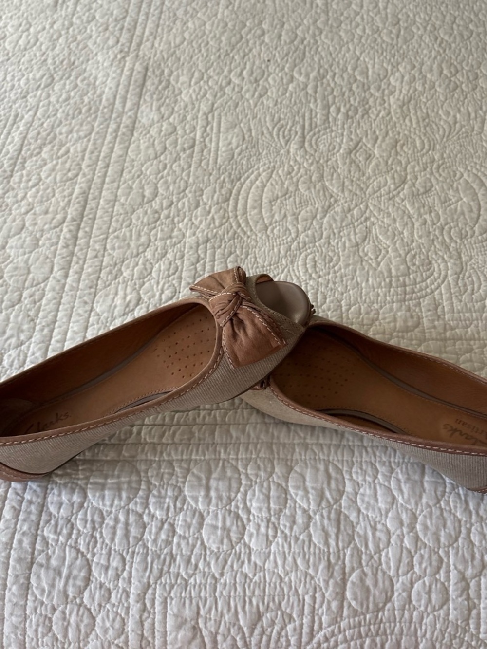 Clarks Artisan Women's Bow Ballet Flats in Beige and Brown
